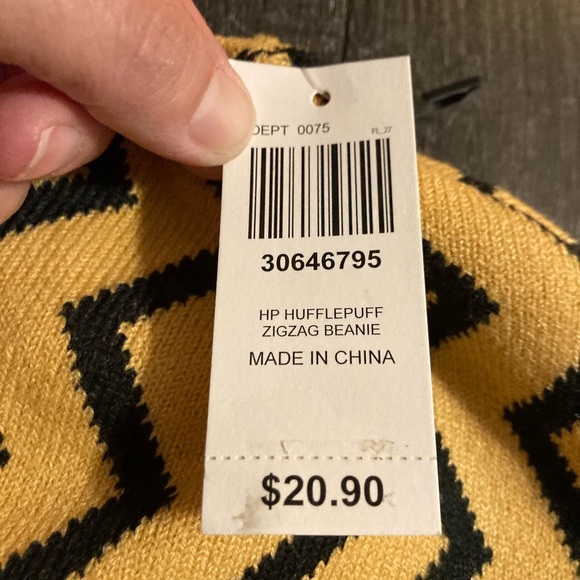 Harry Potter Hufflepuff Zig Zag Beanie - Picture 5 of 5